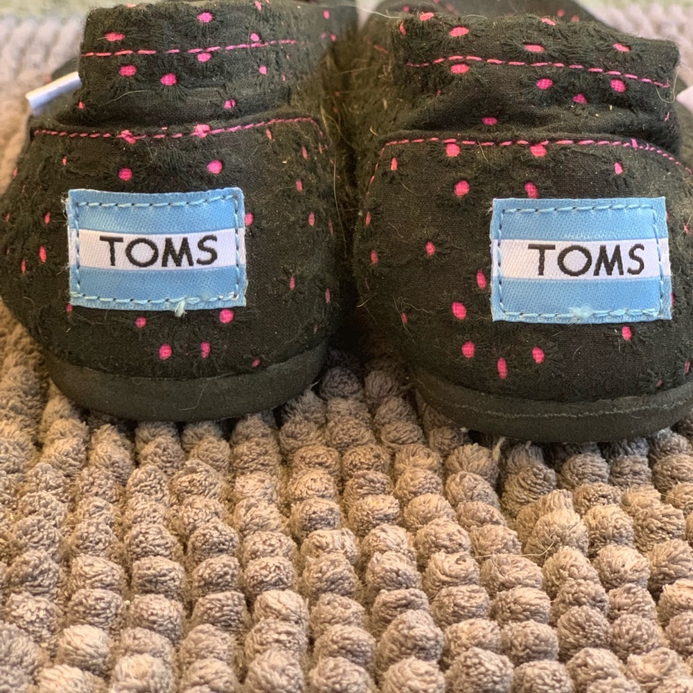 Toms - Picture 2 of 5
